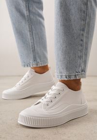 Born2be - Białe Basicowe Trampki z Podeszwą ze Żłobieniami Laurinatea. Okazja: na co dzień. Kolor: biały. Materiał: jeans. Styl: casual, elegancki, klasyczny #1