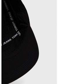 Tommy Jeans czapka bawełniana kolor czarny z aplikacją. Kolor: czarny. Materiał: bawełna. Wzór: aplikacja