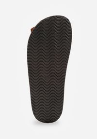 Renee - Jasnobrązowe Klapki Mule na Płaskiej Podeszwie z Frędzlami Kokardą i Koralikami Zinriara. Okazja: na co dzień. Nosek buta: otwarty. Kolor: brązowy. Materiał: jeans. Wzór: haft, aplikacja. Obcas: na płaskiej podeszwie. Styl: boho, casual, elegancki #3