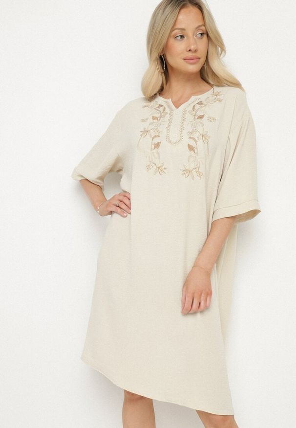 Born2be - Jasnobeżowa Sukienka Pudełkowa z Guzikami i Ozdobnymi Haftami Jenivanea. Okazja: na co dzień. Typ kołnierza: dekolt w serek. Kolor: beżowy. Materiał: skóra. Długość rękawa: długi rękaw. Wzór: haft. Styl: casual, elegancki