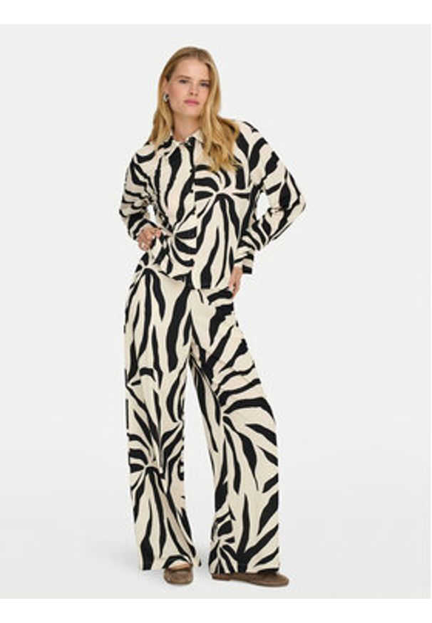 only - ONLY Koszula Sakura 15366883 Czarny Regular Fit. Kolor: czarny. Materiał: syntetyk