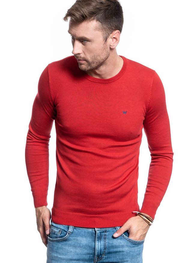 Wrangler - MĘSKI SWETER WRANGLER CREW KNIT RED W85674Q47 112132255. Okazja: na co dzień. Materiał: sztruks, wełna, bawełna, poliester, jeans. Długość: długie. Wzór: gładki, jednolity. Styl: casual, klasyczny