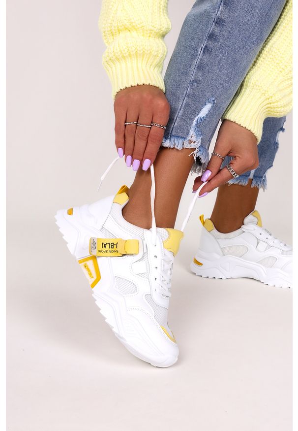 Casu - Białe buty sportowe sneakersy sznurowane casu 20f5/y. Kolor: biały, żółty, wielokolorowy. Materiał: skóra ekologiczna, materiał. Szerokość cholewki: normalna. Sezon: lato, wiosna