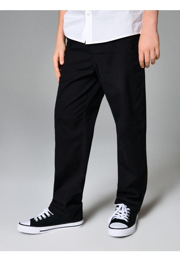 Sinsay - Jeansy chino z regulacją w pasie - czarny. Kolor: czarny