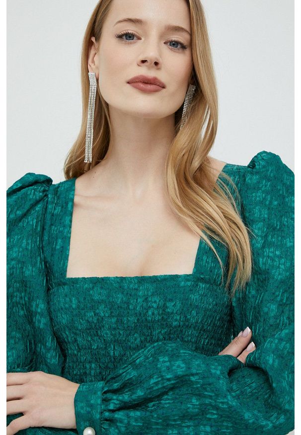 Custommade sukienka Jenny kolor zielony mini rozkloszowana. Typ kołnierza: dekolt w karo. Kolor: zielony. Długość rękawa: długi rękaw. Typ sukienki: rozkloszowane. Długość: mini