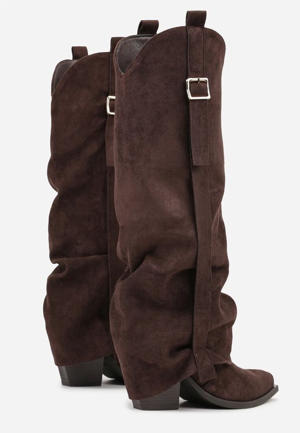 Renee - Ciemnobrązowe Kozaki na Stożku Typu Kowbojki Ozdobione Klamrą i Wywiniętą Cholewką Nalirella. Okazja: na co dzień. Zapięcie: klamry. Kolor: brązowy. Szerokość cholewki: normalna. Wzór: aplikacja. Materiał: jeans, skóra. Obcas: na stożku. Styl: casual, elegancki. Wysokość obcasa: średni