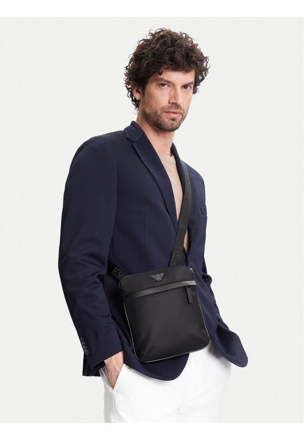 Emporio Armani Saszetka EM001807 AF13454 UC001 Czarny. Kolor: czarny. Materiał: skóra