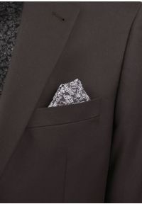 Taliowany Garnitur Męski - Victorio - Brązowy. Kolor: brązowy. Materiał: poliester, wiskoza, elastan. Wzór: gładki #8