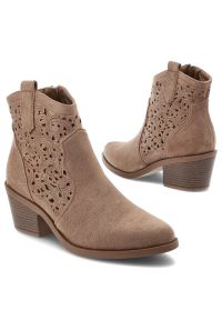 Botki damskie S.Barski, cholewka z materiału ażurowe wycięcia na bokach zamek po wewnętrznej stronie smukły fason wyprofilowany obcas, brązowe, HY61-. Okazja: na co dzień. Zapięcie: zamek. Kolor: brązowy. Szerokość cholewki: normalna. Wzór: ażurowy. Materiał: materiał. Sezon: jesień. Obcas: na obcasie. Styl: casual, klasyczny, elegancki. Wysokość obcasa: średni #5