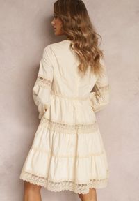 Renee - Beżowa Rozkloszowana Sukienka Mini z Ozdobnym Dekoltem z Koronką Eudovana. Kolor: beżowy. Materiał: koronka. Wzór: koronka. Sezon: lato, wiosna. Długość: mini
