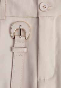 Born2be - Beżowe Spodnie Typu Cygaretki z Wysokim Stanem Paskiem i Klamrą Półksiężycem Vikirae. Okazja: na spotkanie biznesowe, do pracy. Stan: podwyższony. Kolor: beżowy. Styl: biznesowy, elegancki, klasyczny #7