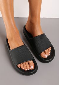 Born2be - Czarne Klapki z Pianki o Minimalistycznym Designie Kaseis. Okazja: na plażę, na co dzień. Kolor: czarny. Styl: sportowy, casual #5