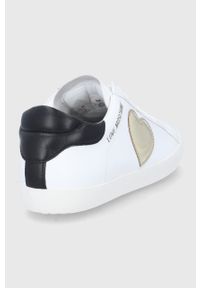 Love Moschino buty kolor biały na płaskim obcasie. Nosek buta: okrągły. Zapięcie: sznurówki. Kolor: biały. Materiał: guma. Obcas: na obcasie. Wysokość obcasa: niski #3