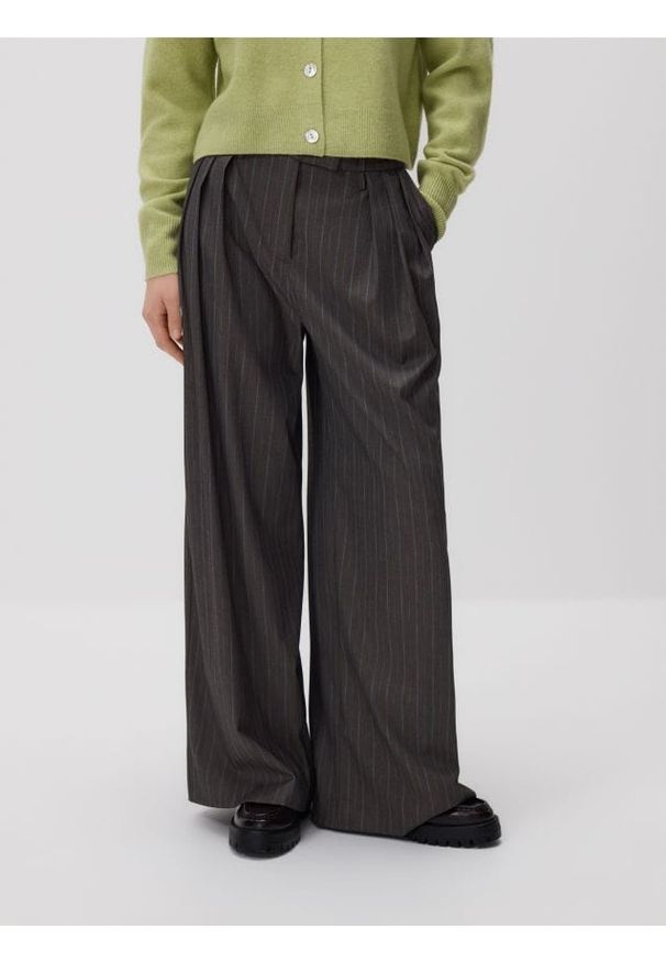 Reserved - Luźne spodnie z zakładkami - ciemnoszary. Kolor: szary. Materiał: tkanina, wiskoza