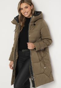 Born2be - Ciemnozielona Kurtka Pikowana z Przeszyciami i Nieodpinanym Kapturem Ombrelia. Okazja: na co dzień. Kolor: zielony. Materiał: jeans. Styl: casual #2