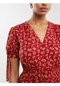 Big-Star - Sukienka damska midi z wiskozy z motywem kwiatowym czerwona Paregi 603. Okazja: na co dzień, na spacer. Typ kołnierza: dekolt w kształcie V. Kolor: czerwony. Wzór: kwiaty. Materiał: wiskoza. Długość rękawa: krótki rękaw. Sezon: wiosna. Styl: casual, elegancki. Długość: midi #6