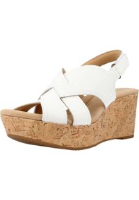 Clarks - Sandały CLARKS ROSE ERIN Biały. Kolor: biały. Materiał: tkanina, skóra. Sport: turystyka piesza