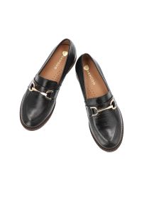 Czarne Półbuty Armodo Modne Mokasyny Damskie. Okazja: do pracy, na co dzień. Kolor: czarny. Materiał: skóra. Wzór: aplikacja. Obcas: na obcasie. Styl: klasyczny, casual, elegancki. Wysokość obcasa: niski #2