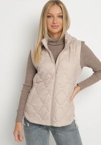 Born2be - Ciemnobeżowa Kamizelka z Odpinanym Kapturem Ozdobiona Pikowaniem Cirisse. Okazja: na co dzień, na spacer. Kolor: beżowy. Materiał: jeans. Wzór: aplikacja. Styl: klasyczny, casual, elegancki #7