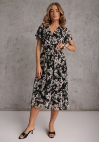 Renee - Czarna Kopertowa Sukienka z Wiązanym Paskiem w Kwiatowy Print z Brokatem Runewea. Okazja: na randkę. Kolor: czarny. Wzór: kwiaty, nadruk. Typ sukienki: kopertowe. Styl: boho #3