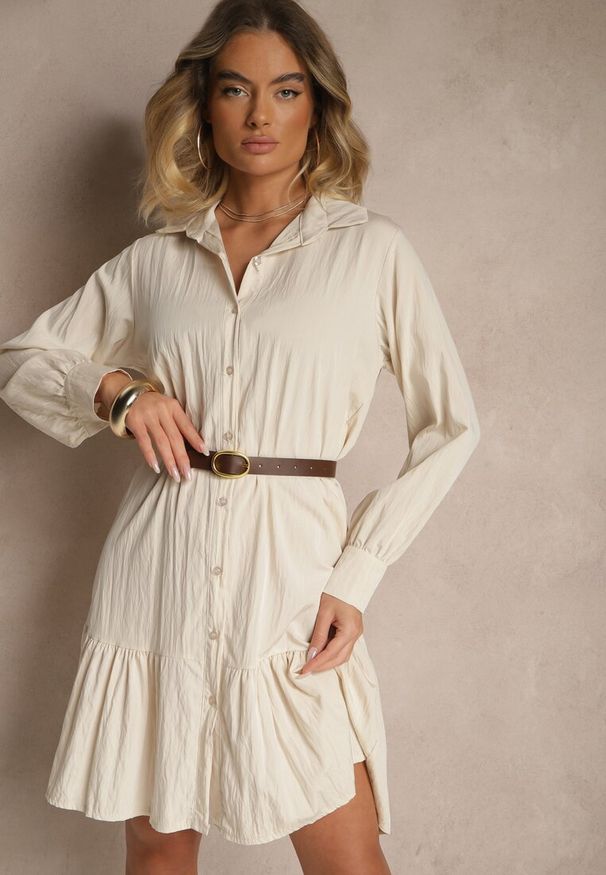 Renee - Jasnobeżowa Koszulowa Sukienka z Wiskozą Zakończona Falbanką Tirzedi. Okazja: na co dzień. Kolor: beżowy. Materiał: wiskoza. Długość rękawa: długi rękaw. Typ sukienki: koszulowe. Styl: klasyczny, casual, elegancki