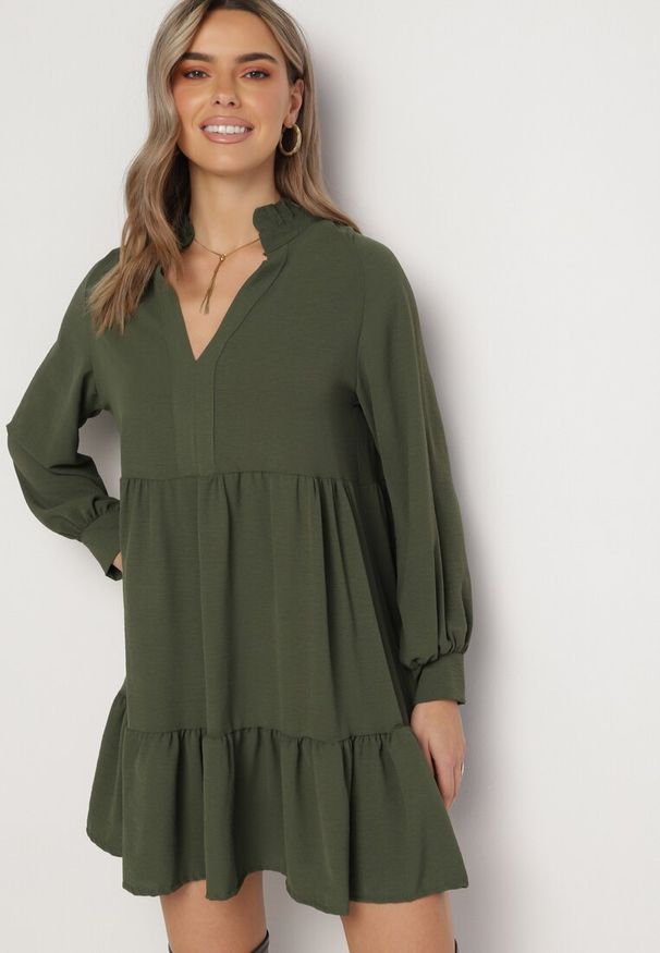 Born2be - Zielona Luźna Sukienka Mini z Falbanką i Mankietami na Rękawach Vertecja. Kolor: zielony. Długość: mini
