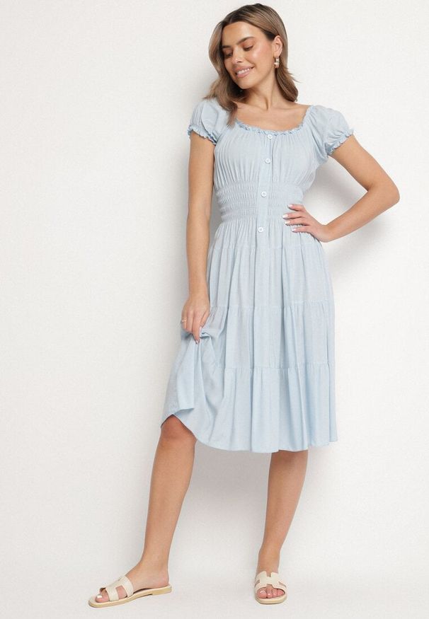 Born2be - Jasnoniebieska Bawełniana Rozkloszowana Sukienka z Guzikami i Bufiastymi Rękawami Annivi. Okazja: na co dzień. Kolor: niebieski. Materiał: bawełna. Styl: klasyczny, casual, elegancki