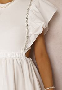 Renee - Biała Sukienka Naeseris. Kolor: biały. Materiał: bawełna, tkanina. Długość rękawa: krótki rękaw. Wzór: aplikacja. Typ sukienki: bombki. Długość: mini