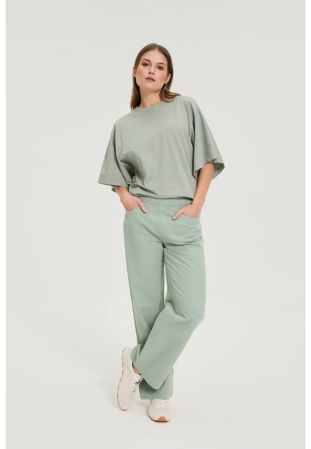 MOODO - Jeansy z szerokimi nogawkami oliwkowe. Kolor: oliwkowy