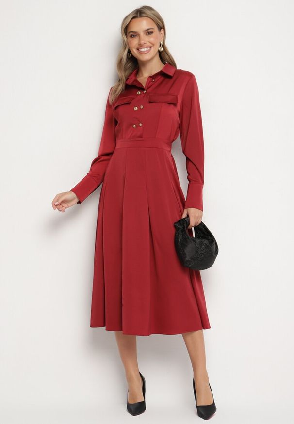 Born2be - Bordowa Rozkloszowana Sukienka o Koszulowym Kroju z Imitacją Kieszeni i Gumką w Talii Rizza. Okazja: na co dzień. Kolor: czerwony. Typ sukienki: koszulowe. Styl: elegancki, casual, klasyczny, wizytowy