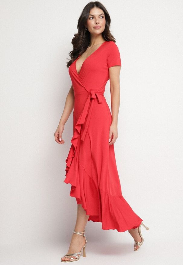 Born2be - Czerwona Sukienka z Paskiem Kopertowa Ozdobiona Falbanami Wleffia. Okazja: na spacer. Typ kołnierza: dekolt w kształcie V. Kolor: czerwony. Długość rękawa: krótki rękaw. Wzór: aplikacja. Sezon: wiosna, lato. Typ sukienki: kopertowe. Styl: elegancki