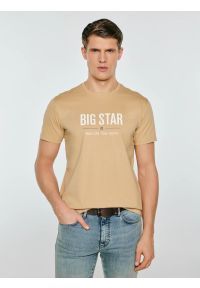 Big-Star - Koszulka męska o klasycznym kroju beżowa Bruno 800. Kolor: beżowy. Materiał: tkanina, bawełna. Wzór: nadruk. Styl: klasyczny #1