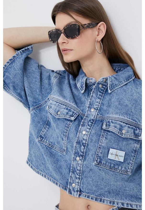 Calvin Klein Jeans koszula jeansowa damska kolor niebieski relaxed z kołnierzykiem klasycznym. Typ kołnierza: kołnierzyk klasyczny. Kolor: niebieski. Materiał: bawełna, denim. Długość rękawa: krótki rękaw. Długość: krótkie. Styl: klasyczny
