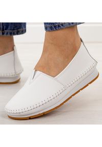 Białe skórzane półbuty damskie S.Barski 7051. Okazja: na spacer, na co dzień. Kolor: biały. Materiał: skóra. Szerokość cholewki: normalna. Sezon: wiosna, jesień, lato. Styl: casual, klasyczny #1