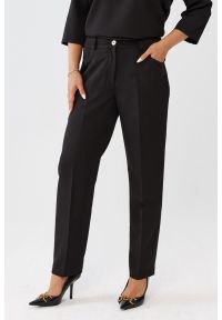 Moda Size Plus Iwanek - Eleganckie klasyczne czarne spodnie Eleonora PLUS SIZE XXL OVERSIZE JESIEŃ. Okazja: na spotkanie biznesowe, na co dzień. Kolekcja: plus size. Kolor: czarny. Materiał: materiał, tkanina, poliester, elastan. Długość: krótkie. Sezon: jesień. Styl: elegancki, klasyczny