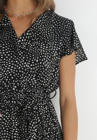 Born2be - Czarna Sukienka Kepherine. Kolor: czarny. Materiał: tkanina, materiał. Wzór: kropki. Typ sukienki: kopertowe. Długość: mini #5