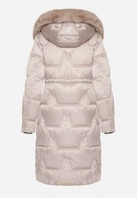 Born2be - Beżowa Pikowana Kurtka o Długim Kroju ze Ściągaczem w Talii i Kapturem Galita. Okazja: na co dzień. Kolor: beżowy. Materiał: jeans, dzianina, futro, poliester. Długość: długie. Styl: casual, elegancki #6