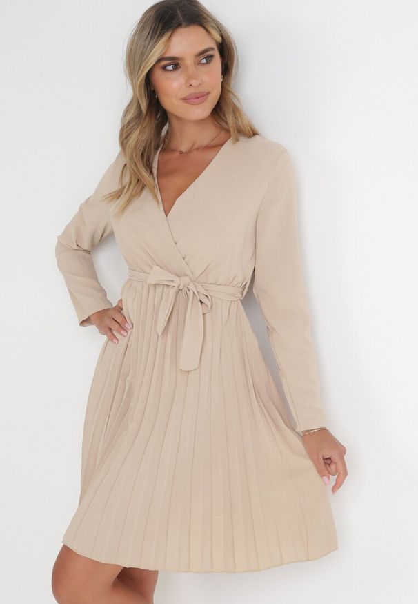 Born2be - Beżowa Sukienka Plisowana z Kopertowym Dekoltem i Paskiem Minesia. Kolor: beżowy. Materiał: materiał. Typ sukienki: kopertowe. Styl: elegancki