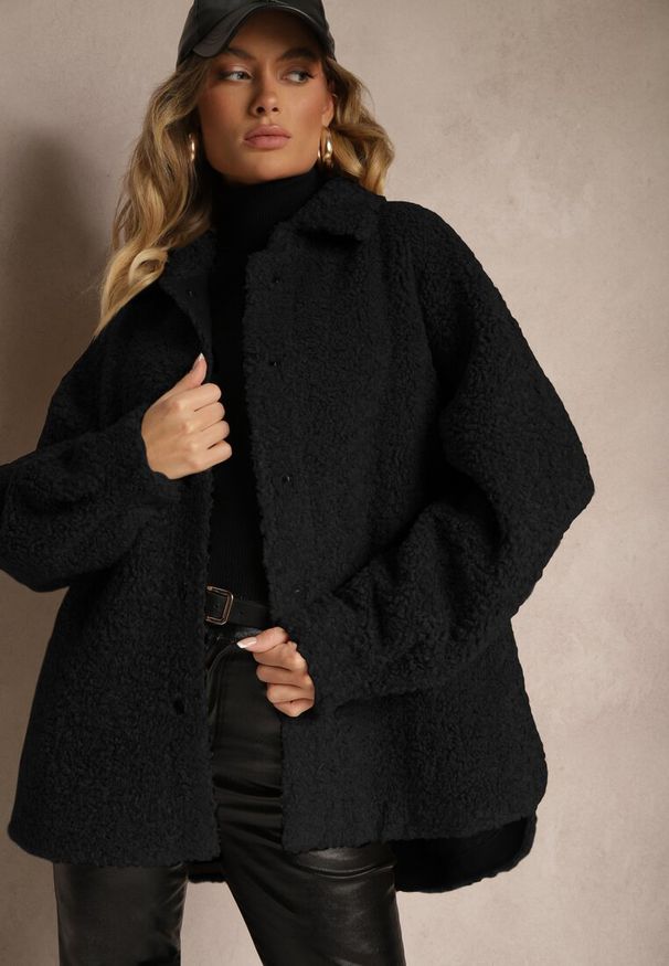 Renee - Czarna Kurtka Futrzana o Koszulowym Kroju Zapinana na Napy Venarissa. Okazja: na co dzień, na spacer. Kolor: czarny. Materiał: futro. Sezon: zima, jesień. Styl: elegancki, casual
