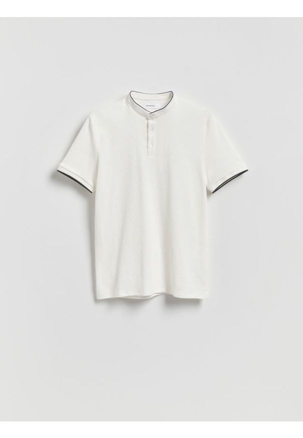 Reserved - Koszulka polo ze stójką - złamana biel. Typ kołnierza: kołnierzyk stójkowy, polo. Materiał: dzianina, bawełna
