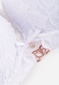 Renee - Biały Koronkowy Biustonosz Ozdobiony Metaliczną Aplikacją Mirzedi. Kolor: biały. Materiał: koronka. Rodzaj stanika: odpinane ramiączka. Wzór: aplikacja #6