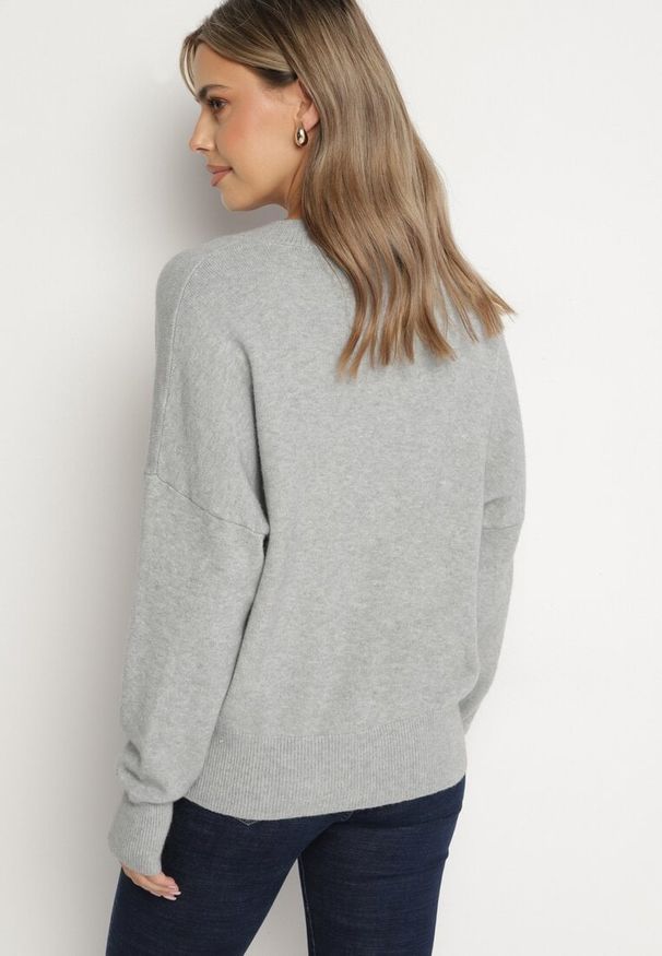 Born2be - Szary Sweter z Dekoltem w V z Domieszką Kaszmiru Mariara. Okazja: na co dzień. Typ kołnierza: dekolt w kształcie V. Kolor: szary. Materiał: kaszmir. Wzór: bez wzorów. Styl: casual