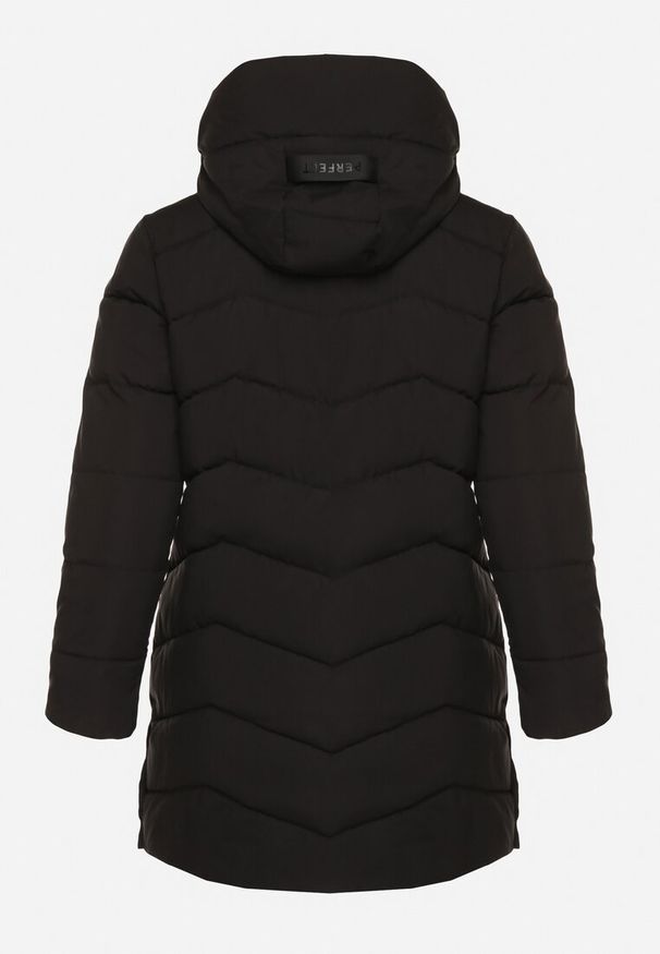 Born2be - Czarna Pikowana Kurtka o Prostym Kroju z Wysokim Kołnierzem i Kapturem Zenive. Okazja: do pracy, na co dzień. Kolekcja: plus size. Kolor: czarny. Materiał: poliester, dzianina, jeans. Styl: elegancki, casual