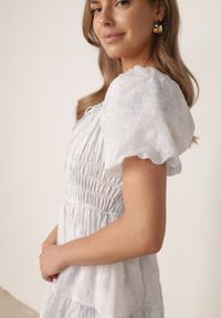 Born2be - Jasnoniebieska Haftowana Sukienka Hiszpanka z Wiskozą z Bufiastymi Rękawami Evina. Okazja: na co dzień, do pracy. Typ kołnierza: dekolt hiszpanka. Kolor: niebieski. Materiał: wiskoza. Wzór: haft. Typ sukienki: proste. Styl: elegancki, casual #4