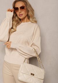 Renee - Beżowy Klasyczny Sweter z Metaliczną Nitką i Napisem Actylia. Kolor: beżowy. Wzór: napisy. Sezon: jesień, zima. Styl: klasyczny #4