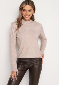 Born2be - Jasnobeżowy Sweter o Klasycznym Fasonie z Ozdobnymi Cyrkoniami Irithra. Okazja: na co dzień. Kolor: beżowy. Długość rękawa: długi rękaw. Długość: długie. Styl: klasyczny #3