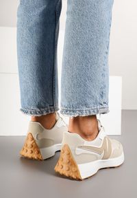 Renee - Beżowe Płaskie Sneakersy Ozdobione Geometrycznym Wzorem Rividi. Okazja: na co dzień. Kolor: beżowy. Materiał: jeans. Wzór: geometria, aplikacja #3