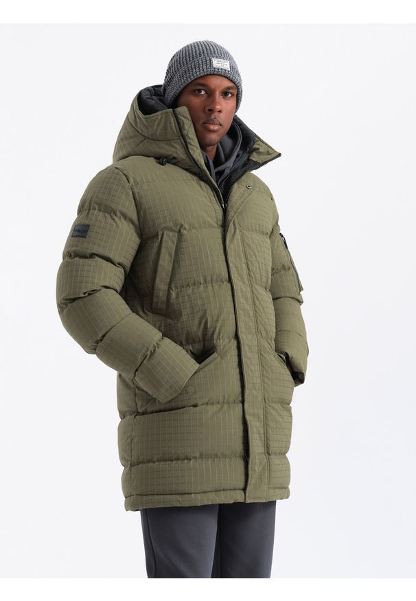 Ombre Clothing - Outdoorowa długa męska kurtka parka – oliwkowa V4 - Rozmiar: XXL. Kolor: oliwkowy. Materiał: guma, tkanina, poliester, materiał, syntetyk. Długość: długie. Wzór: aplikacja