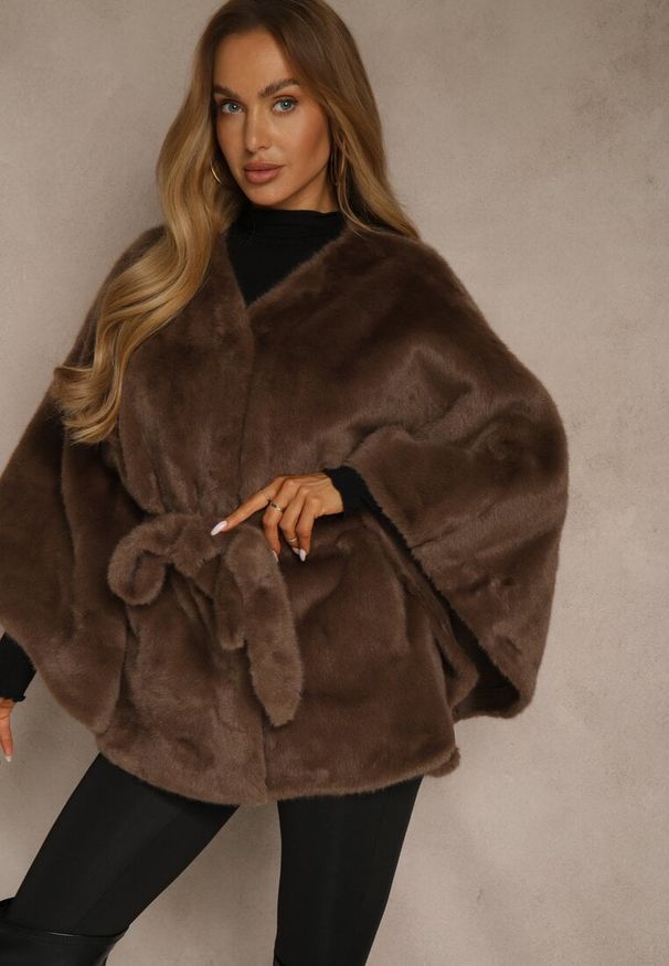 Renee - Brązowe Futerkowe Ponczo Ozdobione Paskiem Monareva. Okazja: na co dzień. Kolor: brązowy. Materiał: jeans. Wzór: aplikacja. Styl: elegancki, casual