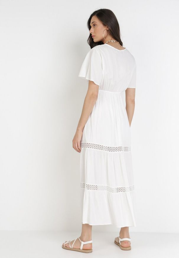 Born2be - Biała Sukienka Selphie. Kolor: biały. Materiał: tkanina, koronka. Długość rękawa: krótki rękaw. Wzór: ażurowy, aplikacja, koronka. Sezon: lato. Długość: midi